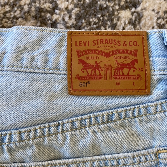 Levi’s light wash jean shorts - Picture 3 of 4